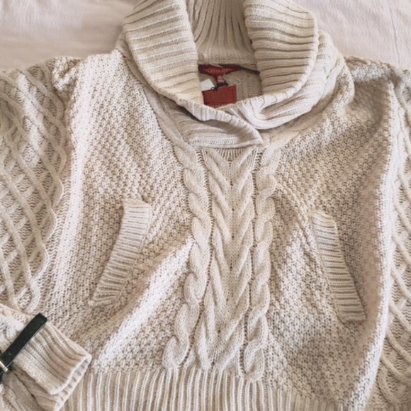 Saks Fifth Avenue cable knit oversized poncho vest  Size S - Picture 3 of 8